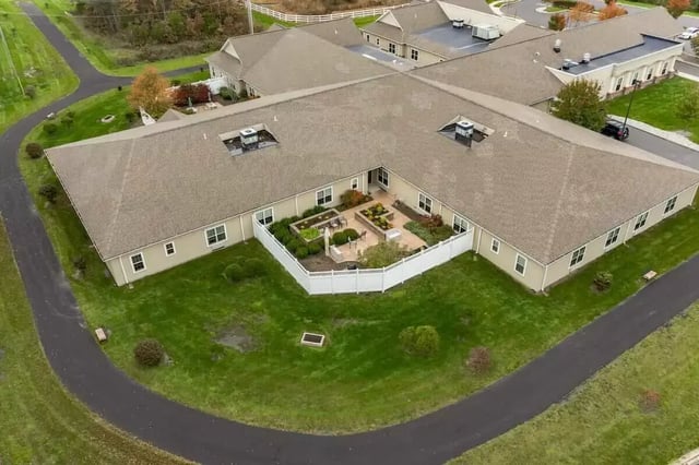 Exterior_Memory-Care_Secured-Garden-1